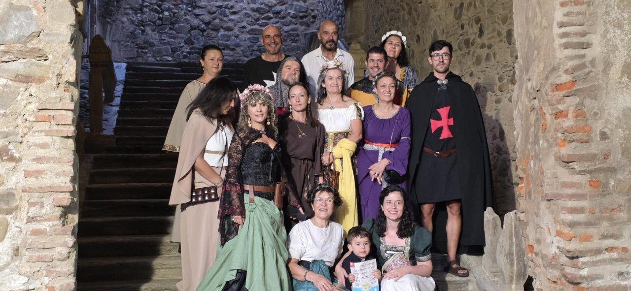 Grupo de personas vestidas con trajes medievales en Carracedo del Monasterio