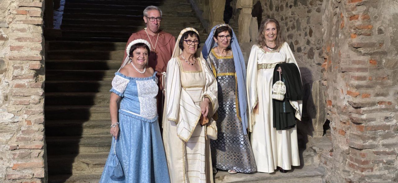 Grupo de personas vestidas con trajes medievales en Carracedelo