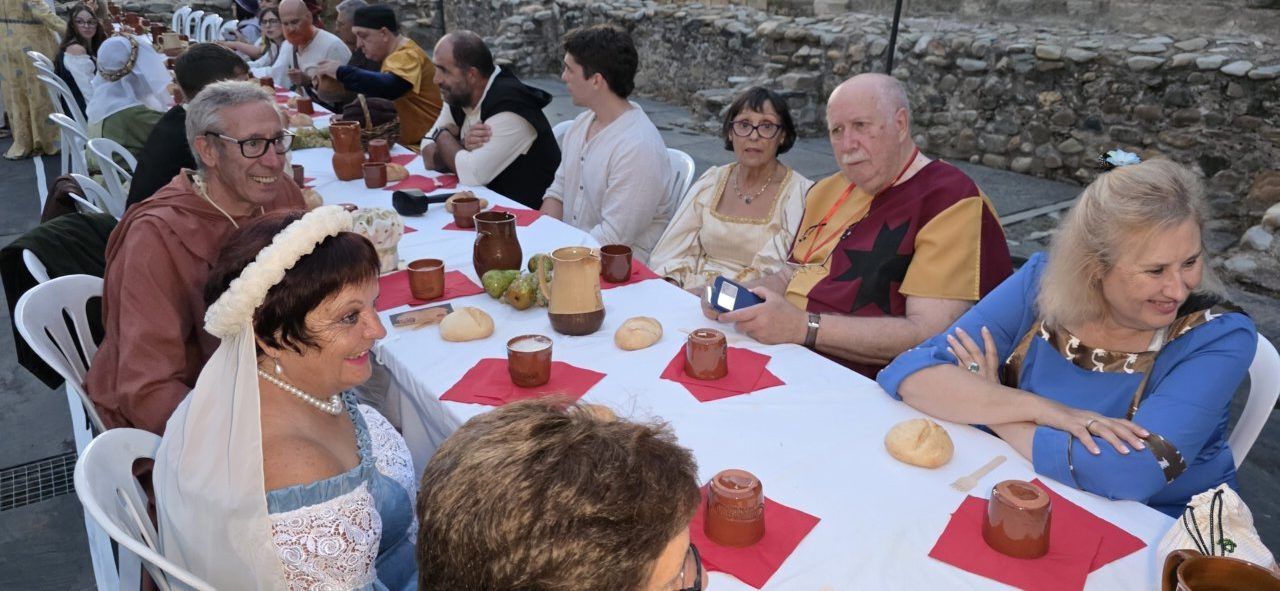 Participantes en una cena medieval en Carracedo del Monasterio