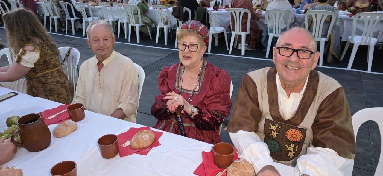 Participantes en la cena medieval de Carracedo del Monasterio con vestimenta tradicional.