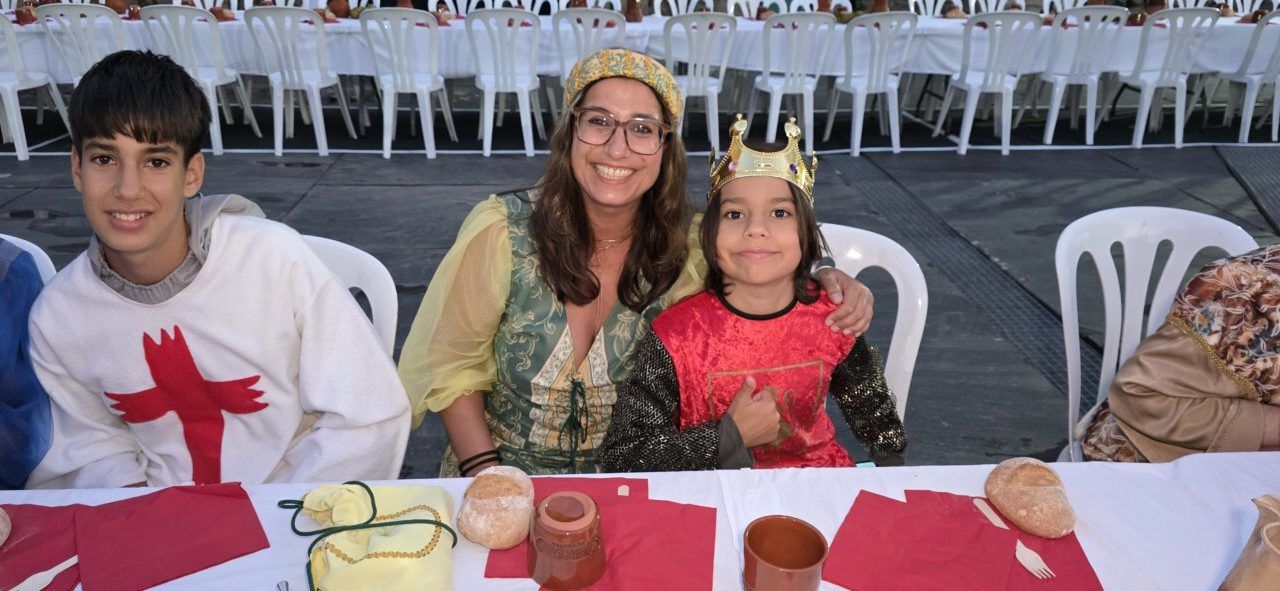 Familia disfrutando de la cena medieval en Carracedo del Monasterio