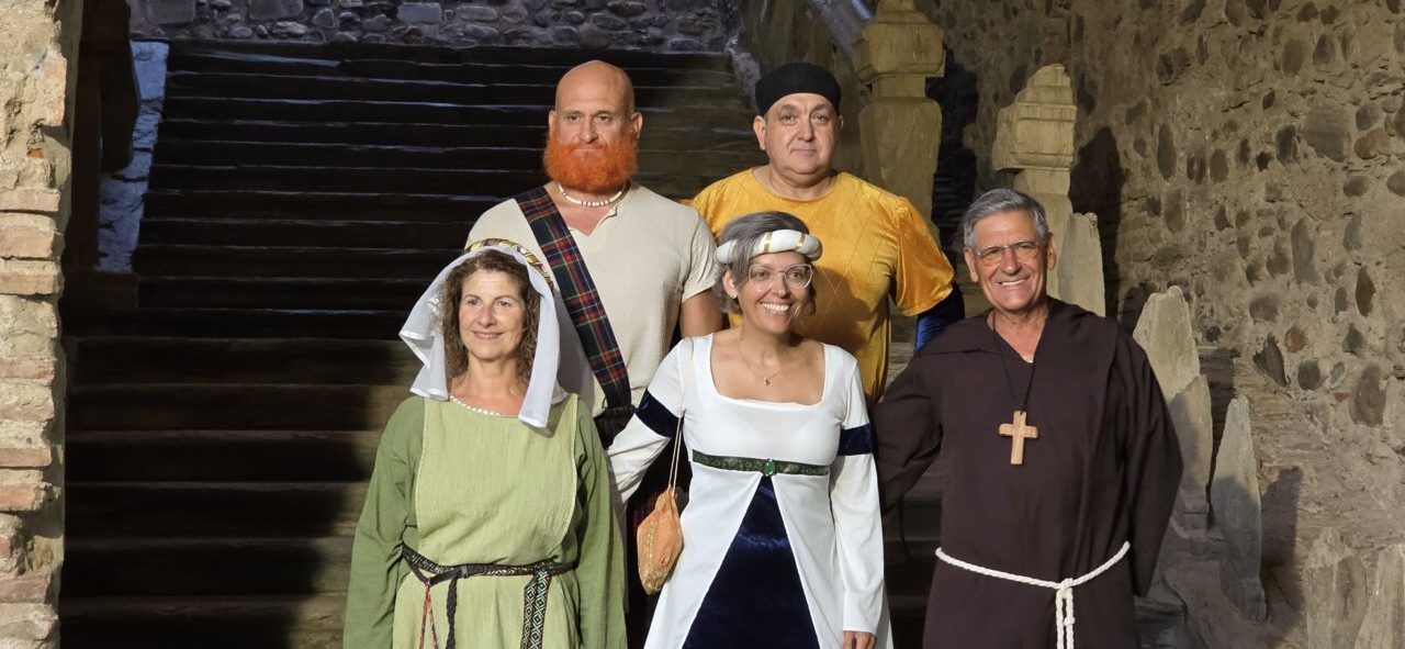 Grupo de personas vestidas con trajes medievales en Carracedo del Monasterio
