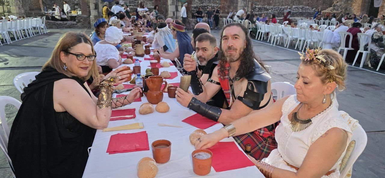 Participantes en una cena medieval en Carracedo del Monasterio