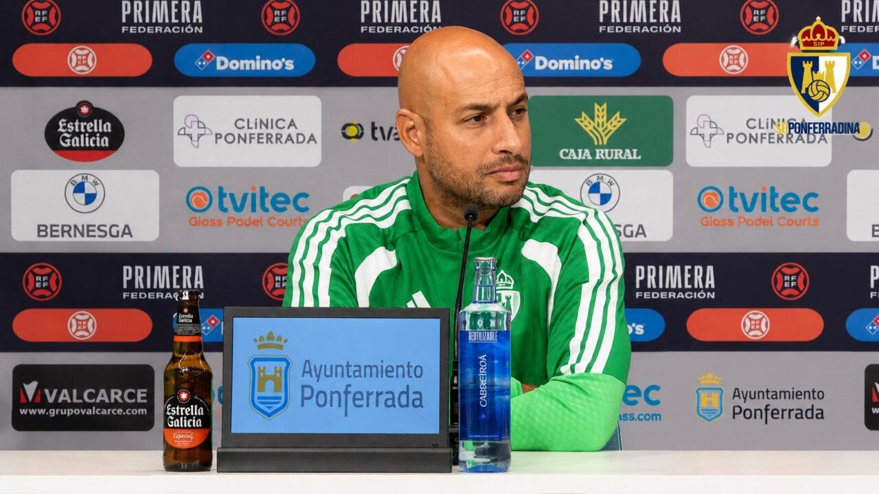 Mehdi Nafti en una conferencia de prensa con fondo de patrocinadores