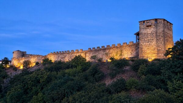 Vista del Castillo de los Templarios iluminado en Ponferrada