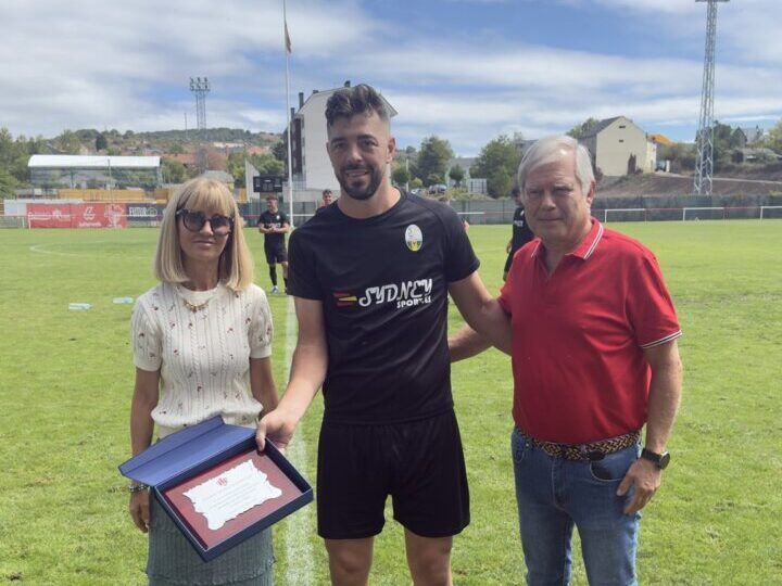 Entrega de premio en el Memorial Gerardo de la Mata en el campo de fútbol
