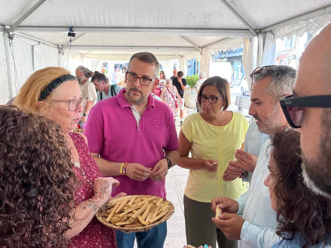 Visitantes interactuando en el Mercado de Verano de Ponferrada