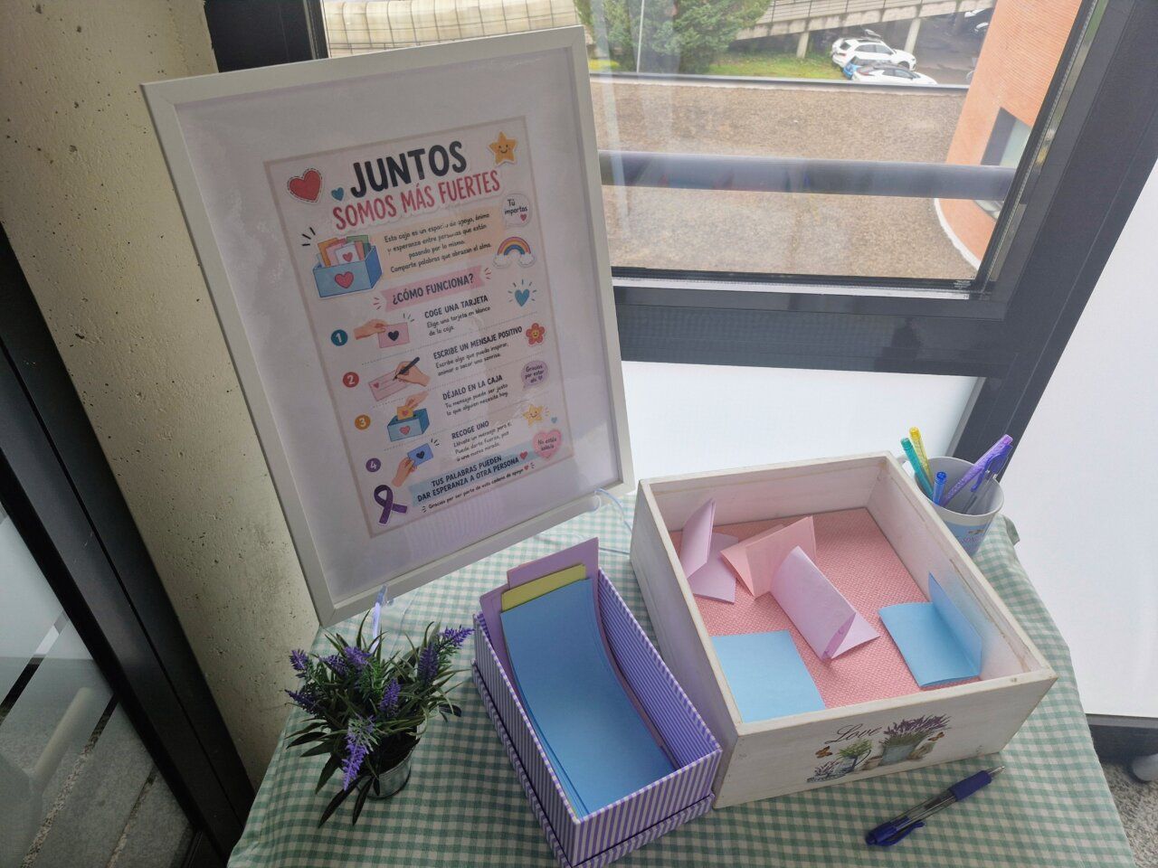 Mesa con materiales para mensajes de apoyo emocional en hospital
