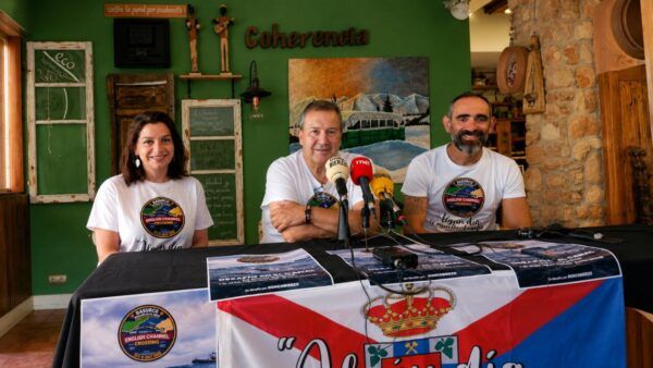 Miguel Martínez Basurco y su equipo en la presentación del cruce del Canal de la Mancha