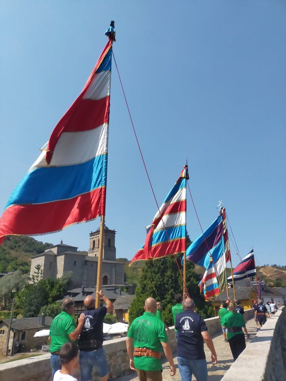 Participantes en la procesión de la Virgen de las Angustias en Molinaseca