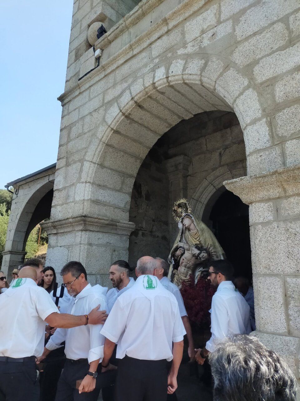 Grupo de personas llevando la imagen de la Virgen de las Angustias en Molinaseca