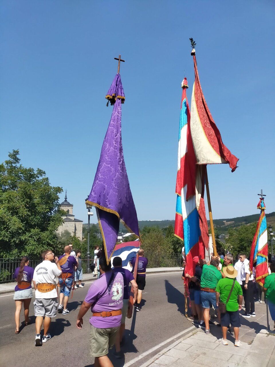 Participantes de la procesión en honor a la Virgen de las Angustias en Molinaseca