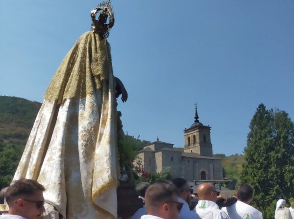 Procesión de la Virgen de las Angustias en Molinaseca con participantes