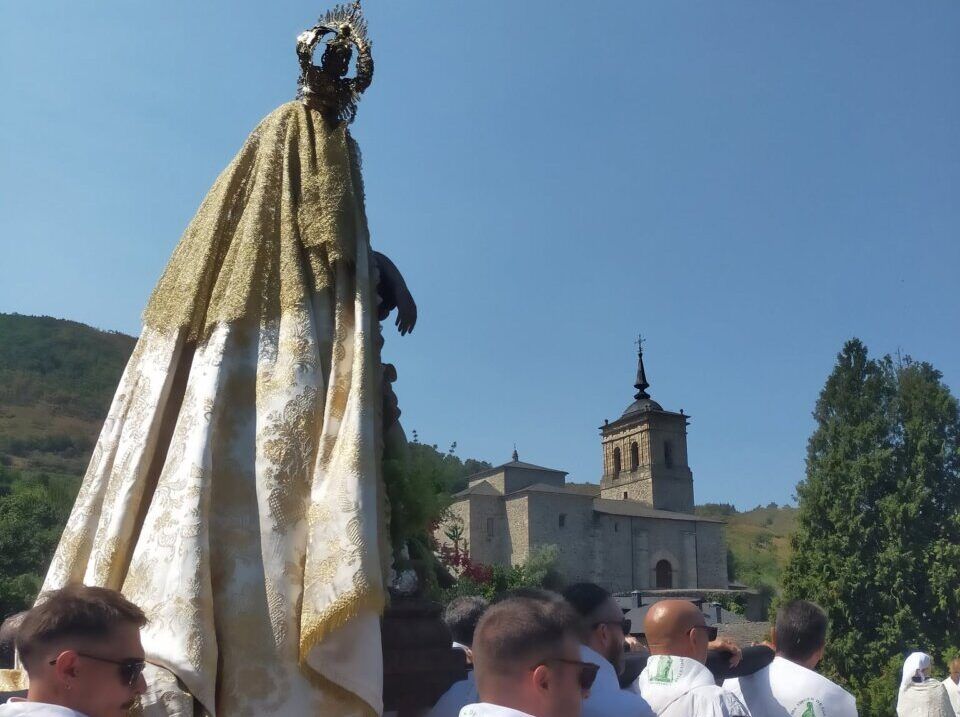 Procesión de la Virgen de las Angustias en Molinaseca con participantes