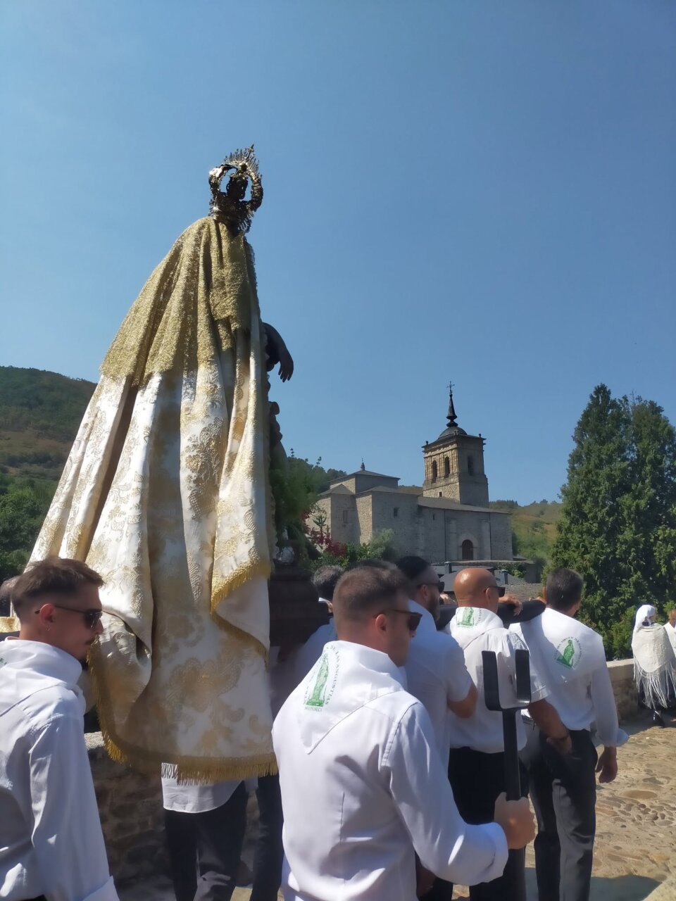 Procesión de la Virgen de las Angustias en Molinaseca con participantes