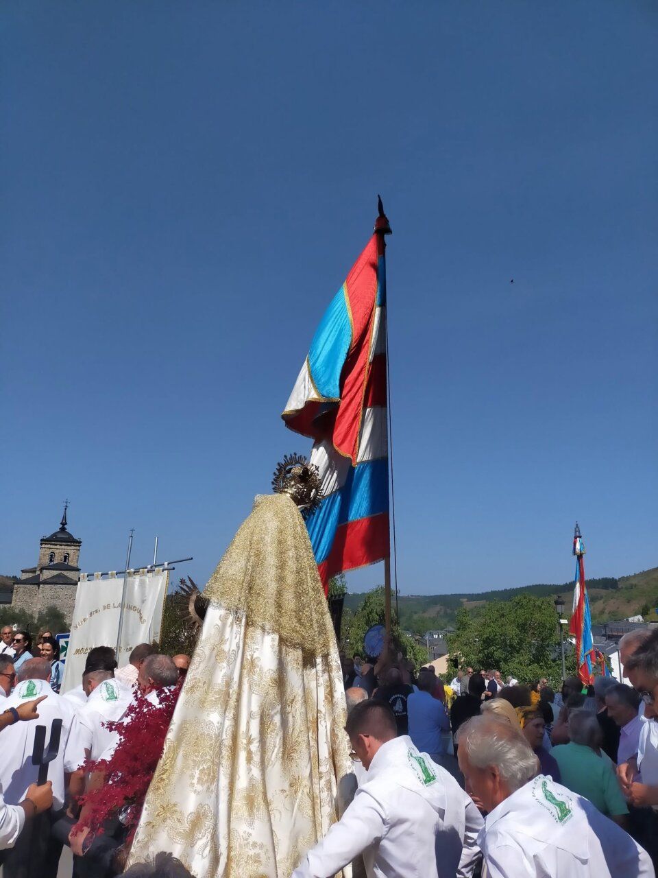 Procesión de la Virgen de las Angustias en Molinaseca con banderas y asistentes