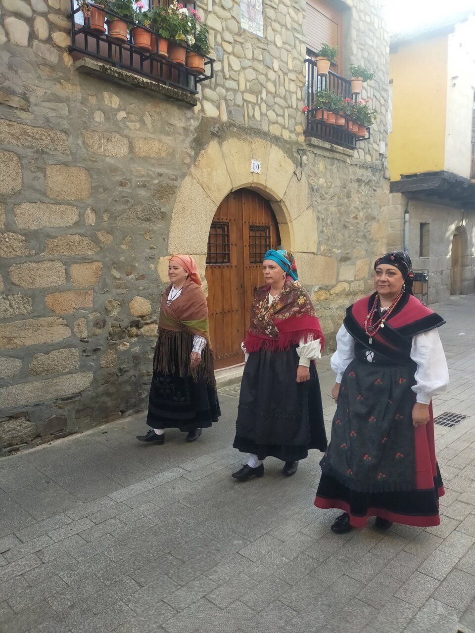 Tres mujeres vestidas con trajes tradicionales en Molinaseca