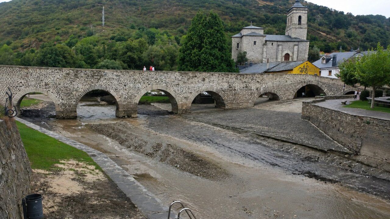Puente de piedra en Molinaseca tras la riada del 15 de agosto