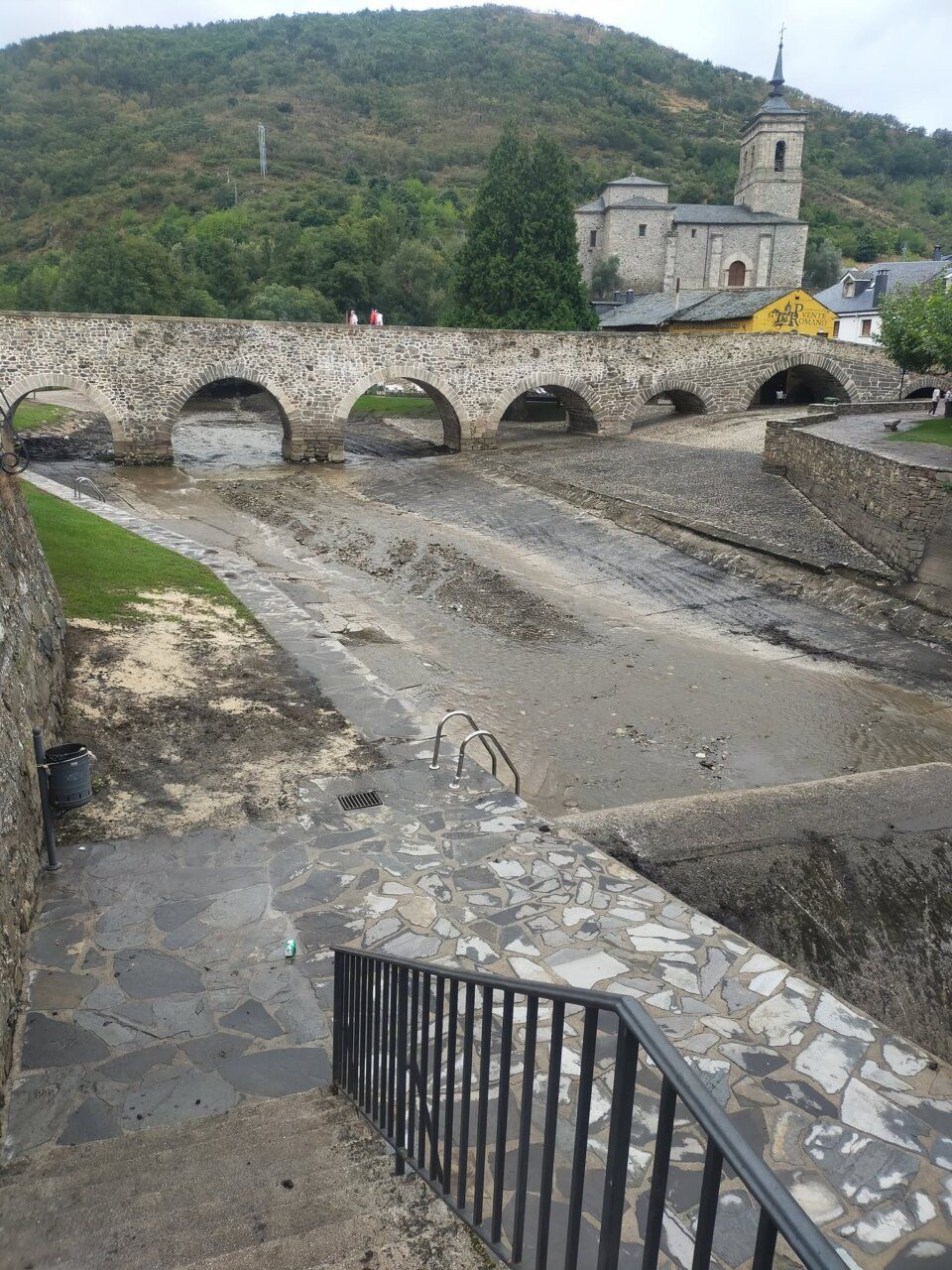 Vista de la playa fluvial de Molinaseca tras la limpieza post-riada