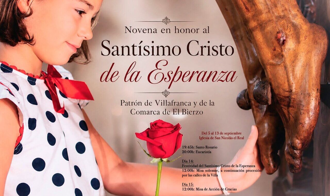Niña sosteniendo una rosa junto a la imagen del Cristo de la Esperanza