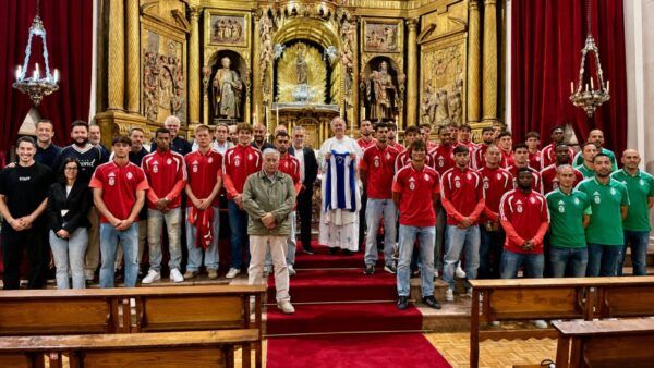Jugadores de la SD Ponferradina durante la ofrenda a la Virgen de la Encina