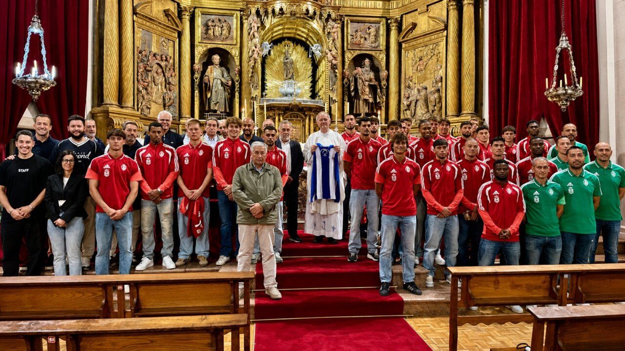 Jugadores de la SD Ponferradina durante la ofrenda a la Virgen de la Encina