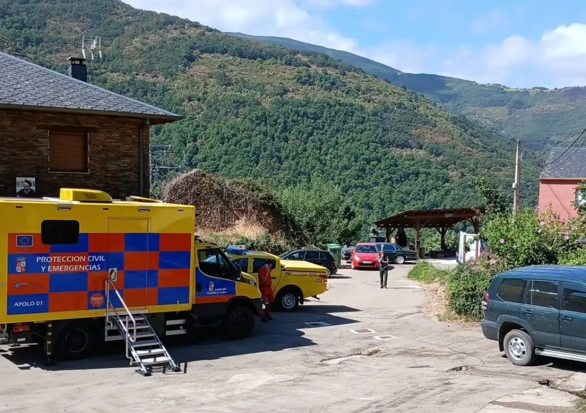 Operativo de búsqueda en Santalavilla con vehículos de emergencia