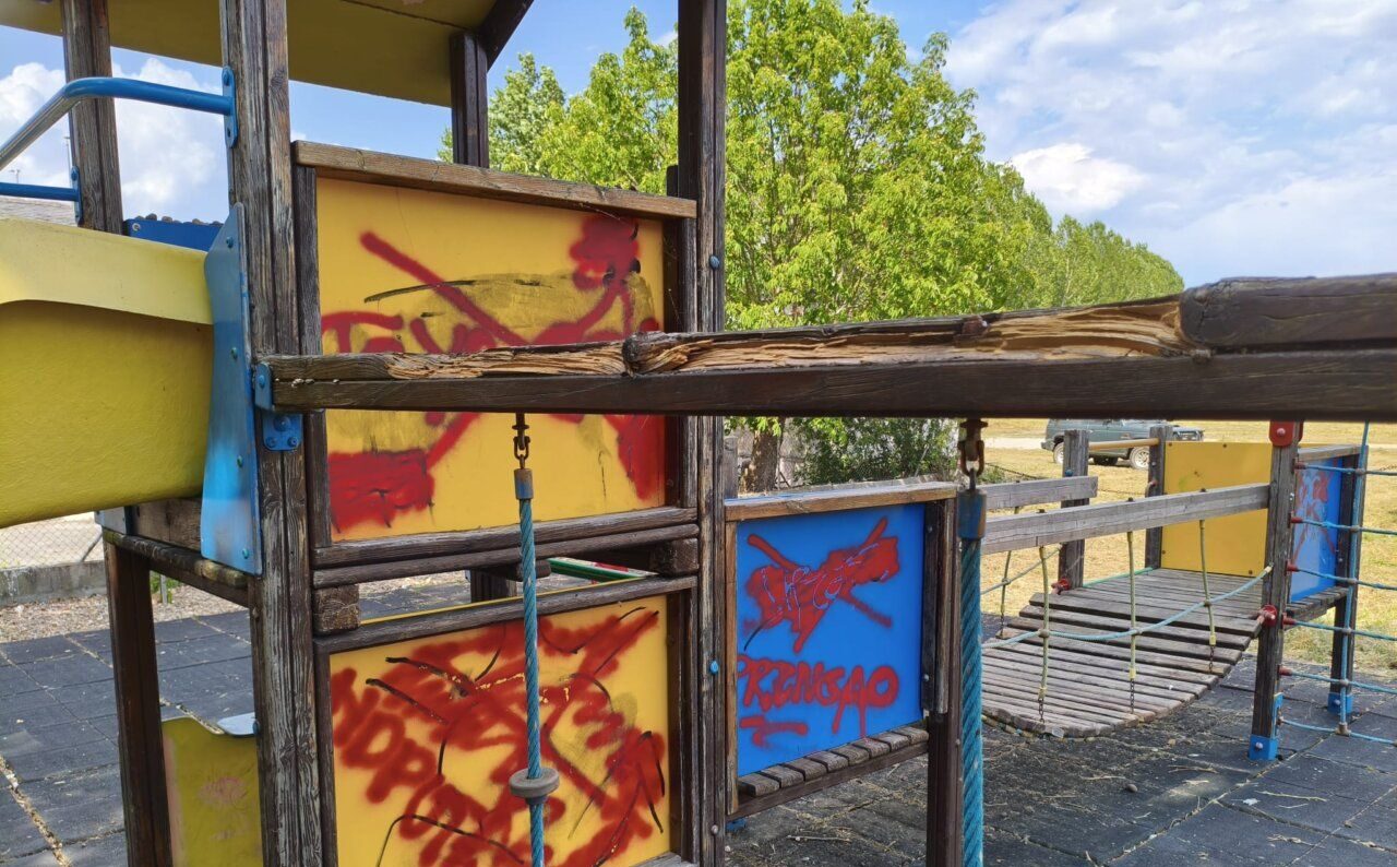 Estructura de un parque infantil con grafitis y deterioro visible