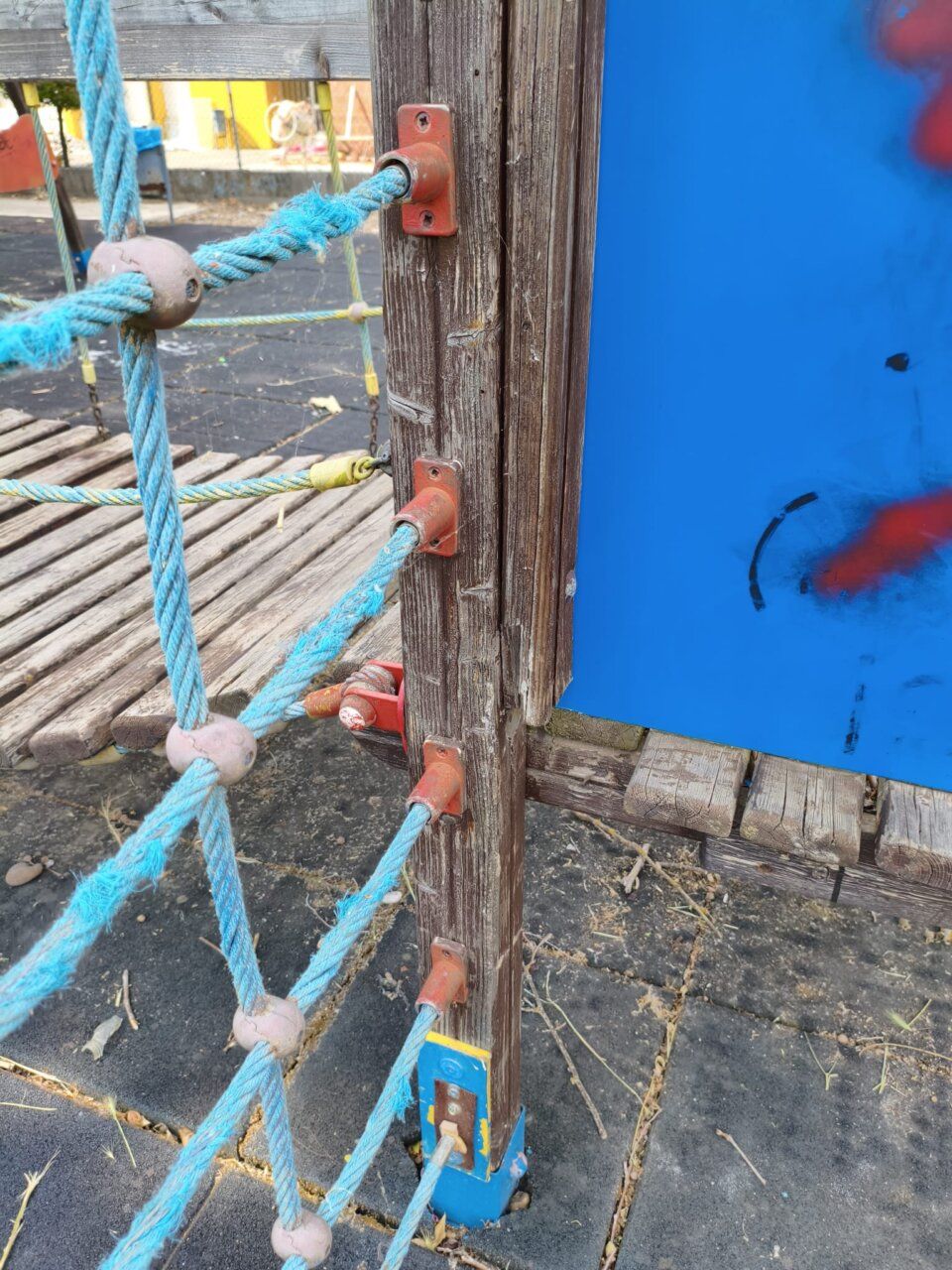 Detalle de un parque infantil en Narayola con estructuras de juego