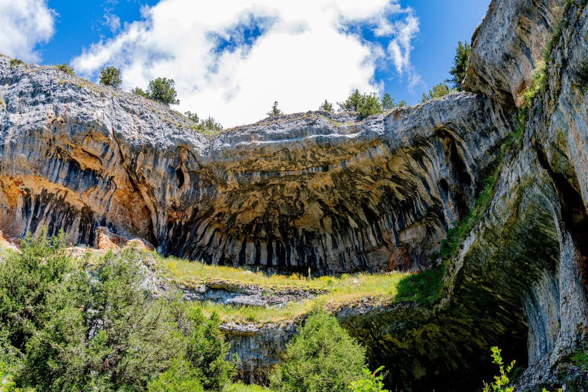 Vista del cañón del río Lobos con vegetación y cielo azul