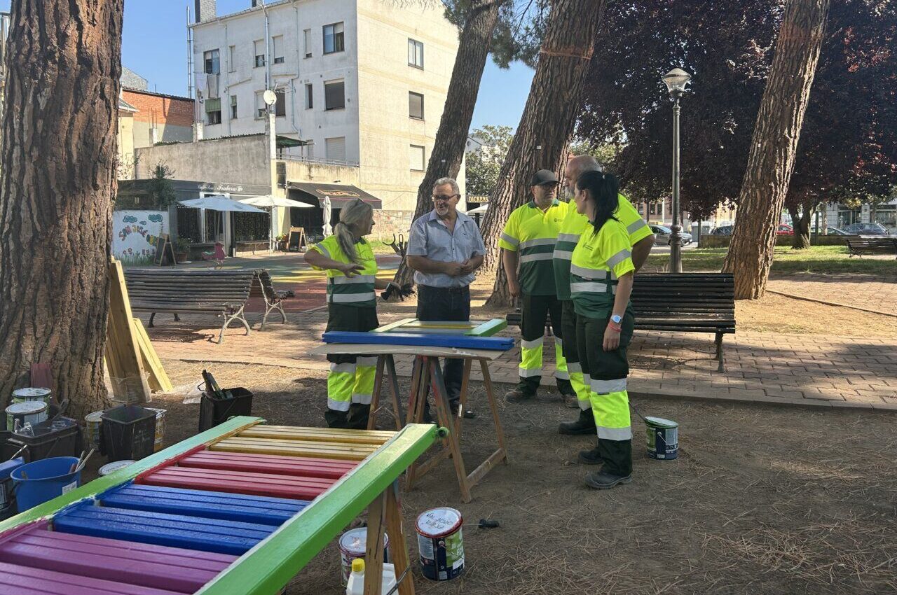 Trabajadores de Parques y Jardines en el Parque Pablo Picasso realizando mantenimiento