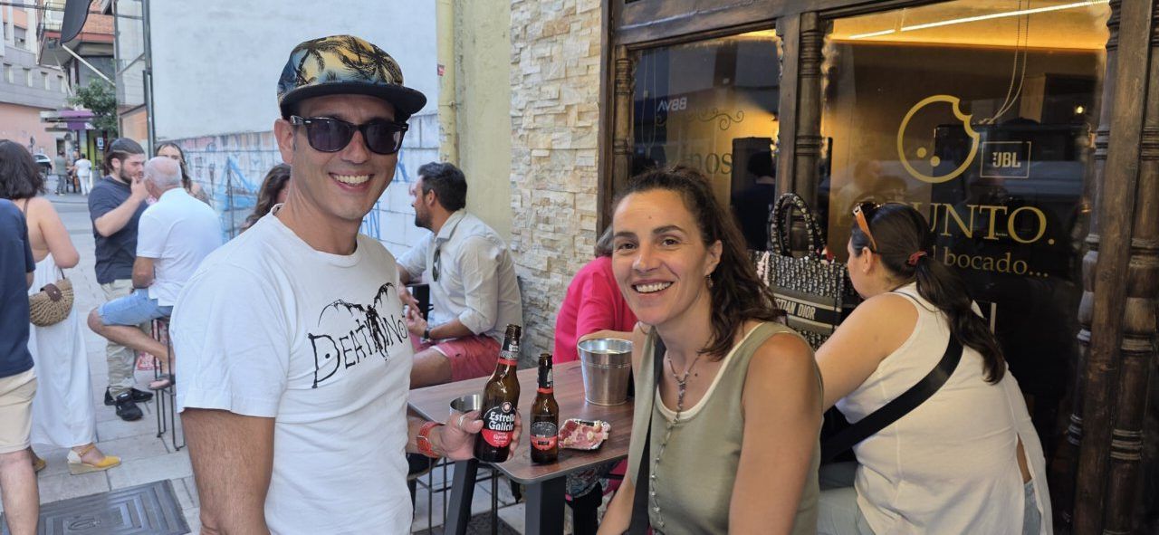 Dos personas disfrutando de una bebida en la terraza Malumba de Ponferrada