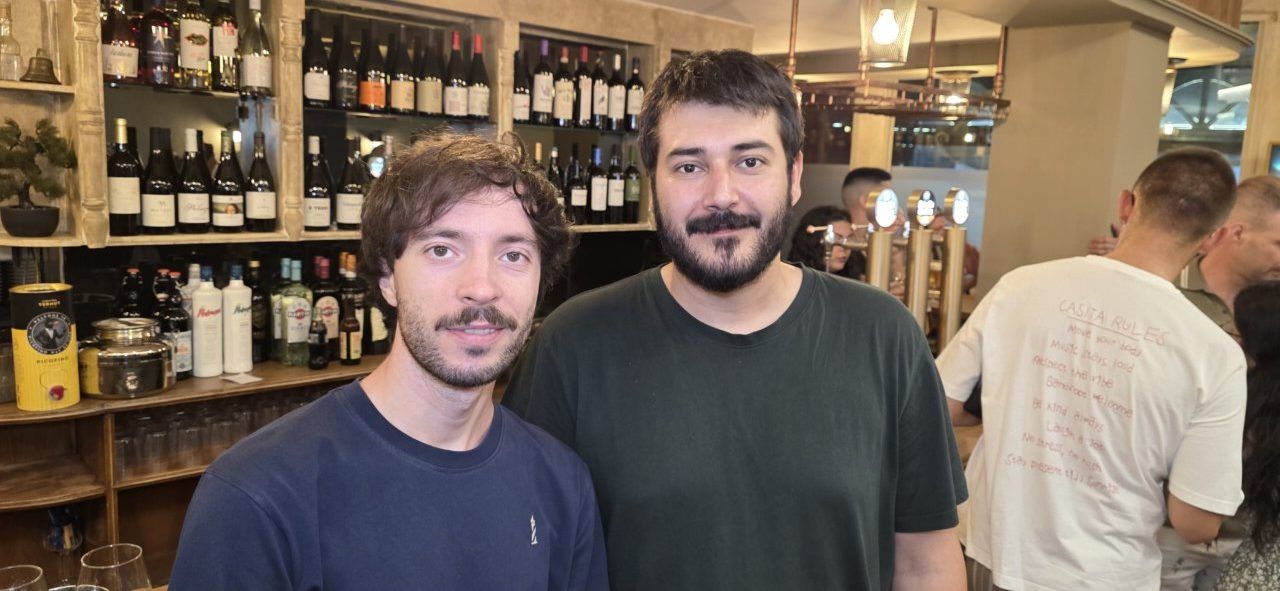 Dos hombres en la terraza Malumba durante el evento Lío x Pavlenha