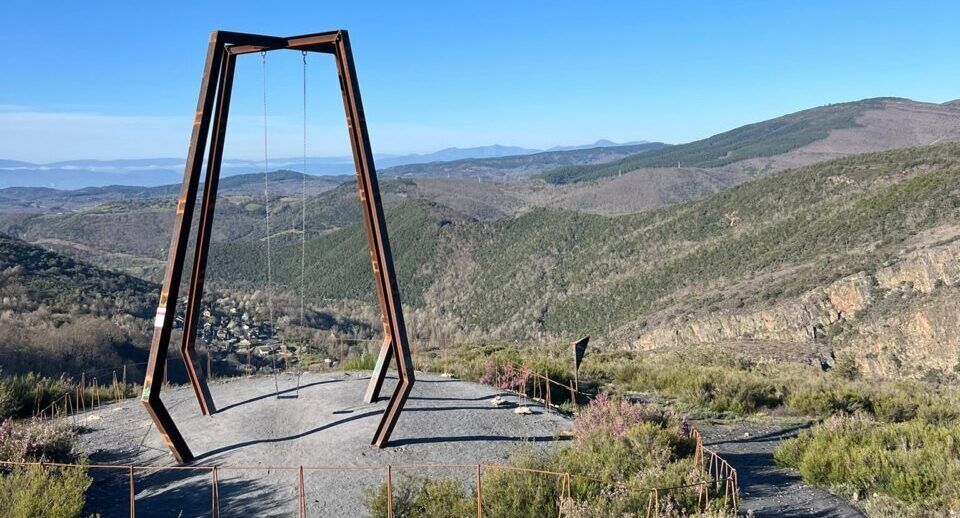 Vista panorámica del columpio en Matarrosa del Sil