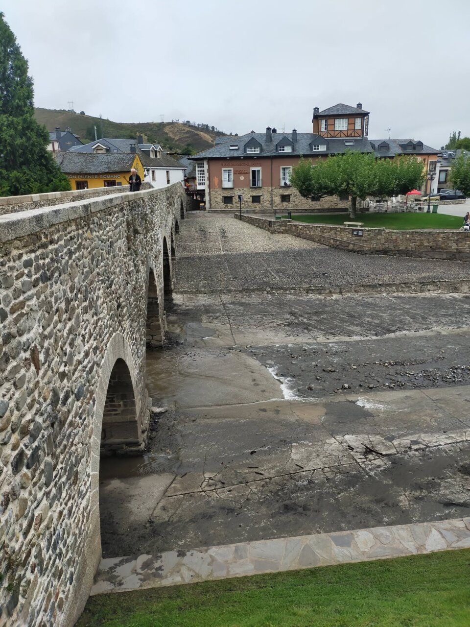 Vista del puente y la playa fluvial de Molinaseca tras la riada.