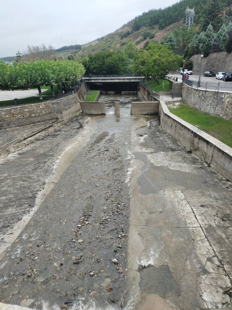 Vista de la playa fluvial de Molinaseca tras la limpieza de lodo