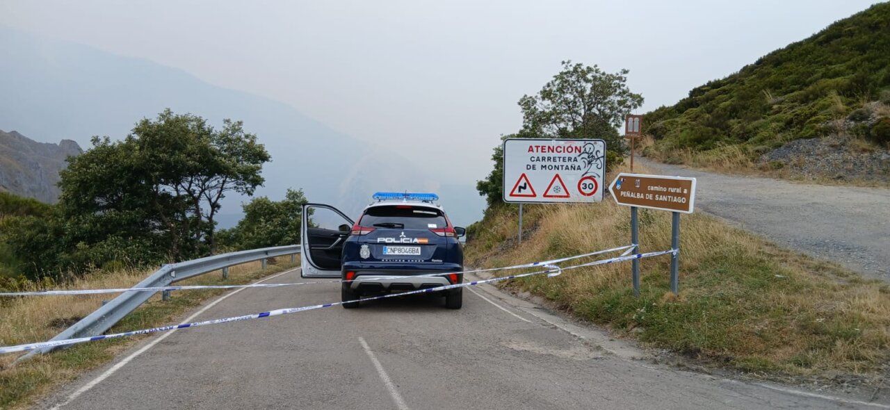 Vehículo de policía en carretera cortada por riadas en Ponferrada