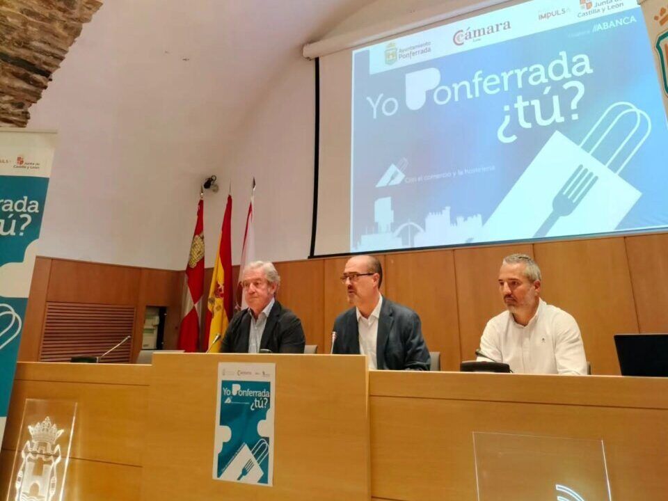 Presentación de la campaña Yo Ponferrada en un evento oficial