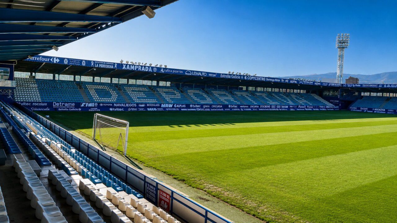 Estadio de la SD Ponferradina con gradas vacías y césped verde