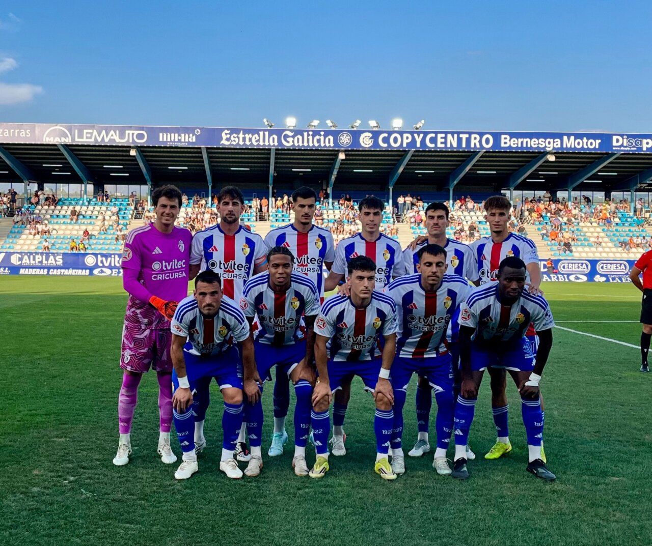 Equipo de la Ponferradina posando antes de un amistoso de pretemporada