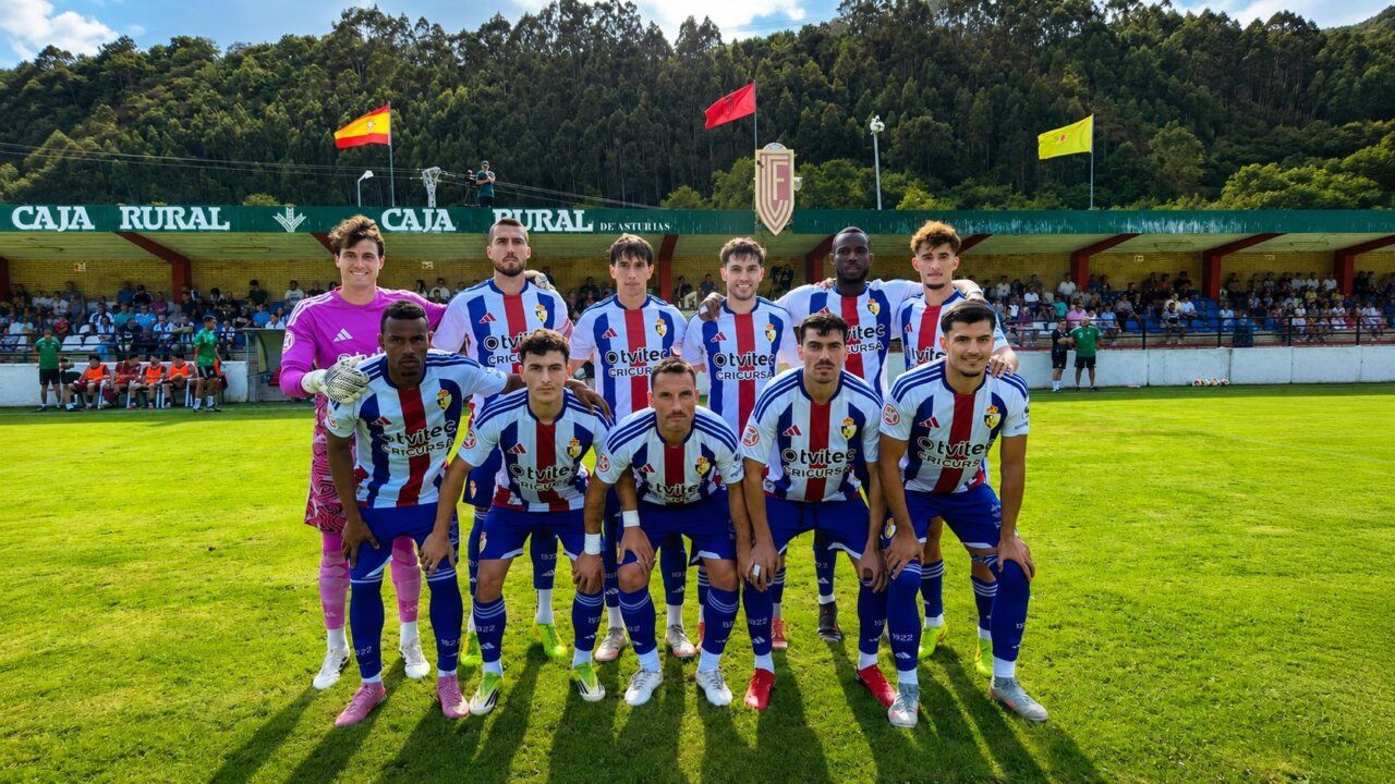 Jugadores de la SD Ponferradina posando antes del amistoso contra el Real Avilés