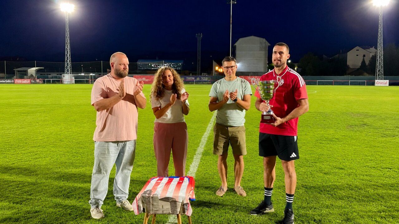 Jugadores y directivos celebrando el Trofeo Villarejo en el campo
