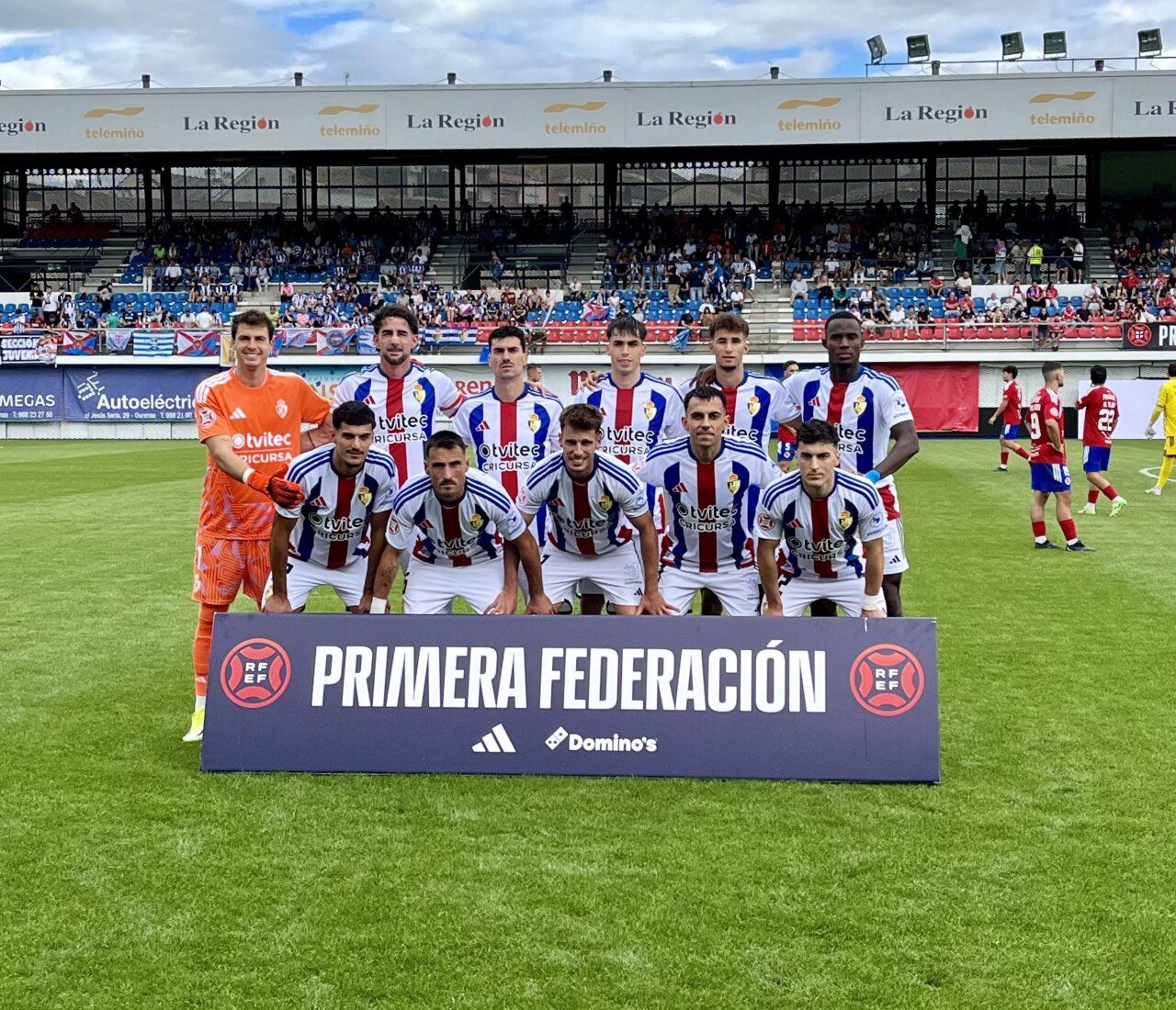 Jugadores de la SD Ponferradina posando antes del partido en O Couto