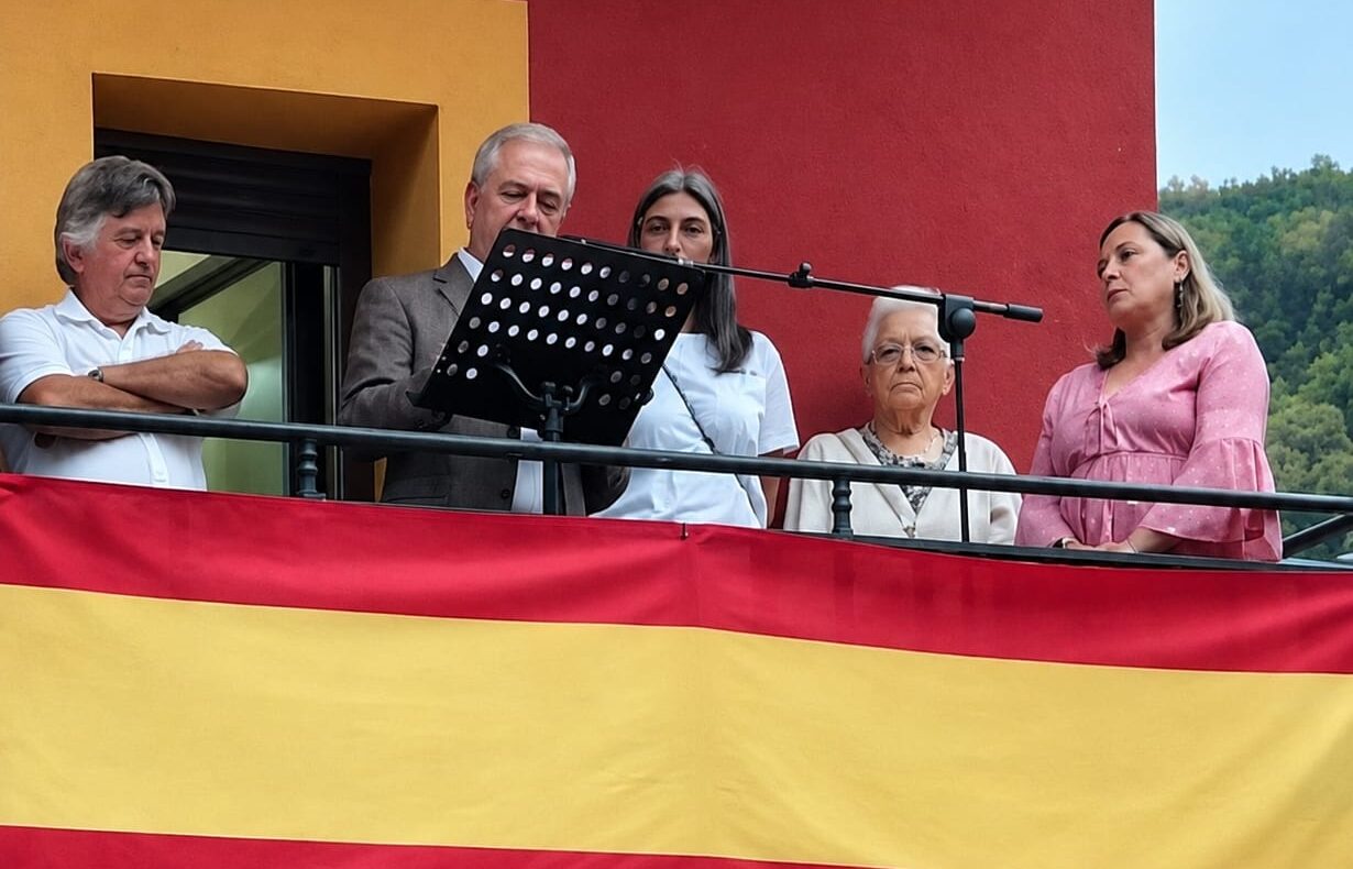 Personas en el balcón durante el pregón de San Roque en Torre del Bierzo