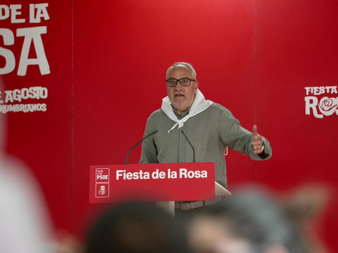 Un orador en la Fiesta de la Rosa del PSOE en Ponferrada