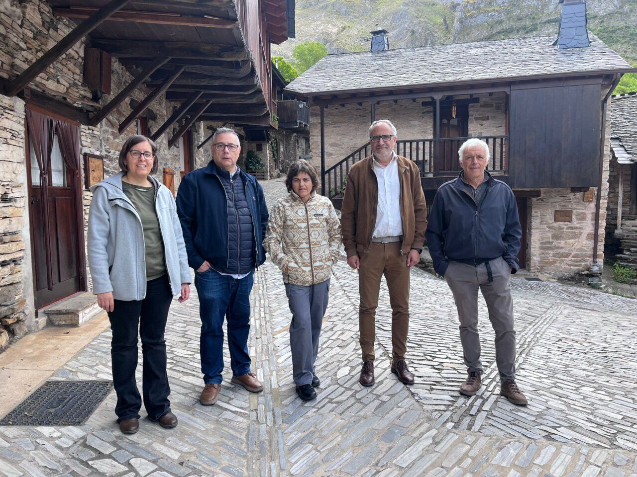 Miembros del PSOE en Peñalba discutiendo sobre ayudas locales