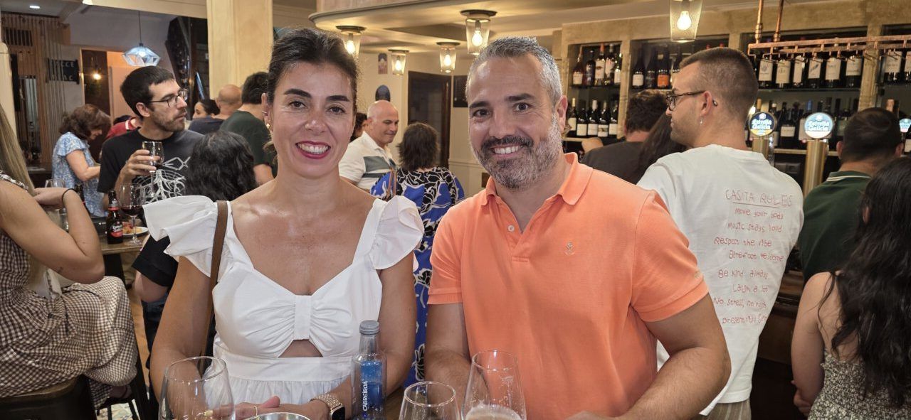 Pareja disfrutando de la fiesta en la terraza Malumba de Ponferrada
