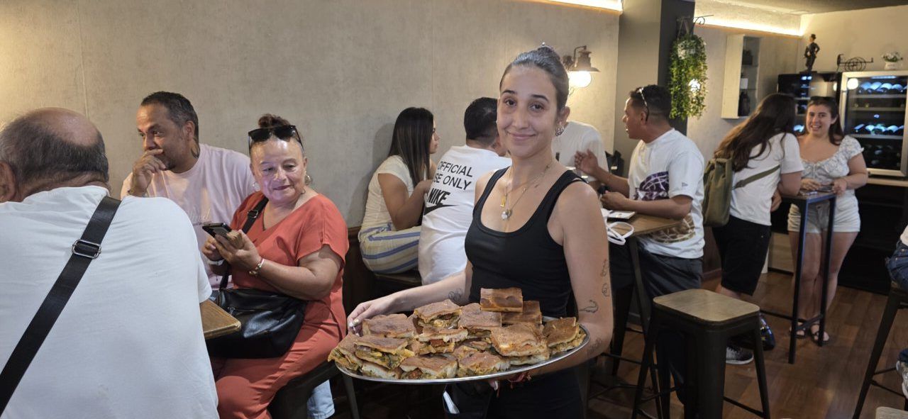 Mujer sirviendo comida en un evento de música y comercio local