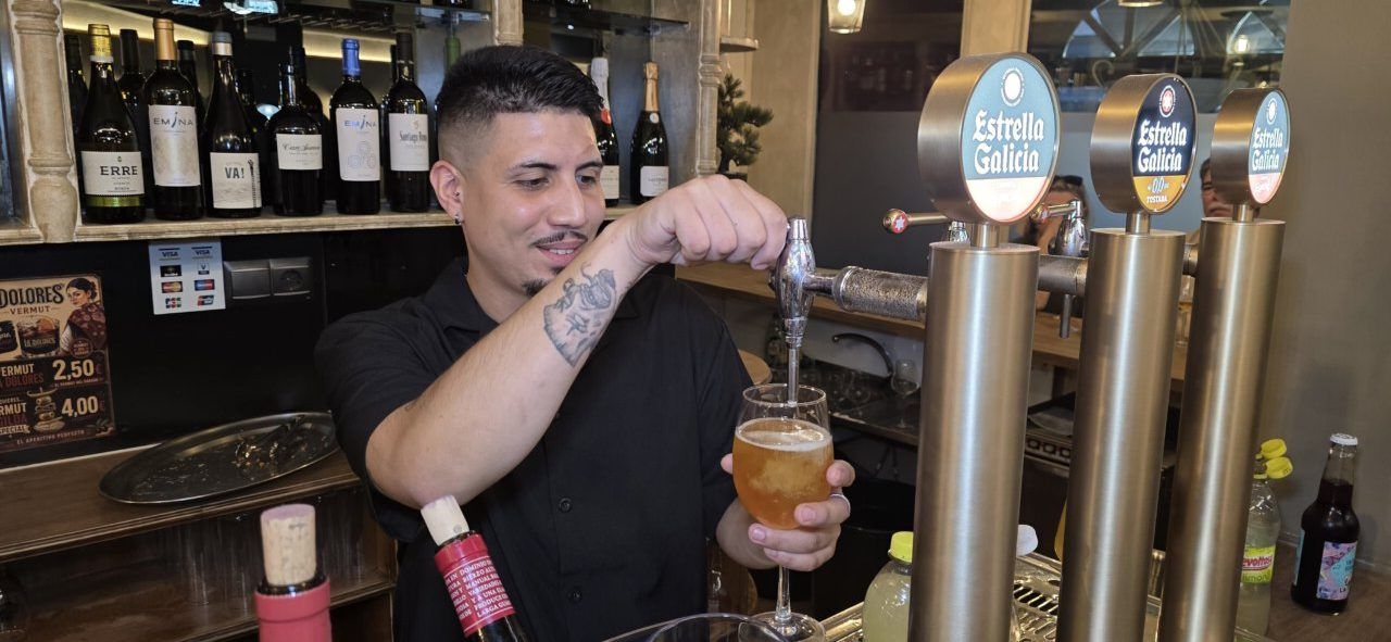 Barman sirviendo cerveza en evento de música en Ponferrada