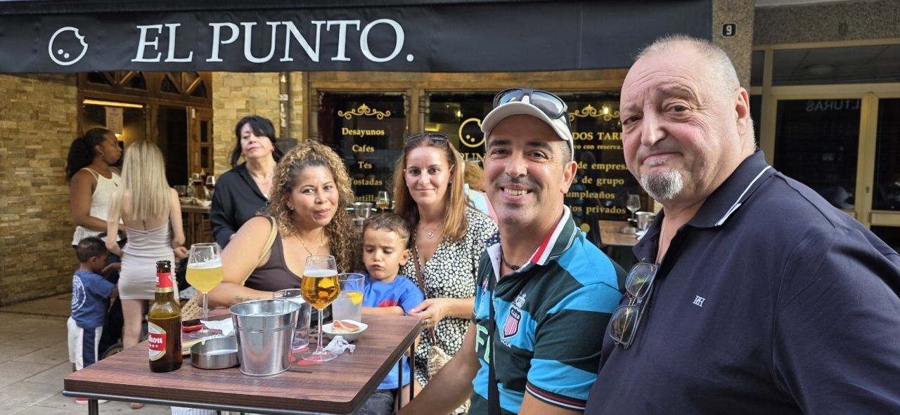 Grupo de personas disfrutando en la terraza de El Punto en Ponferrada